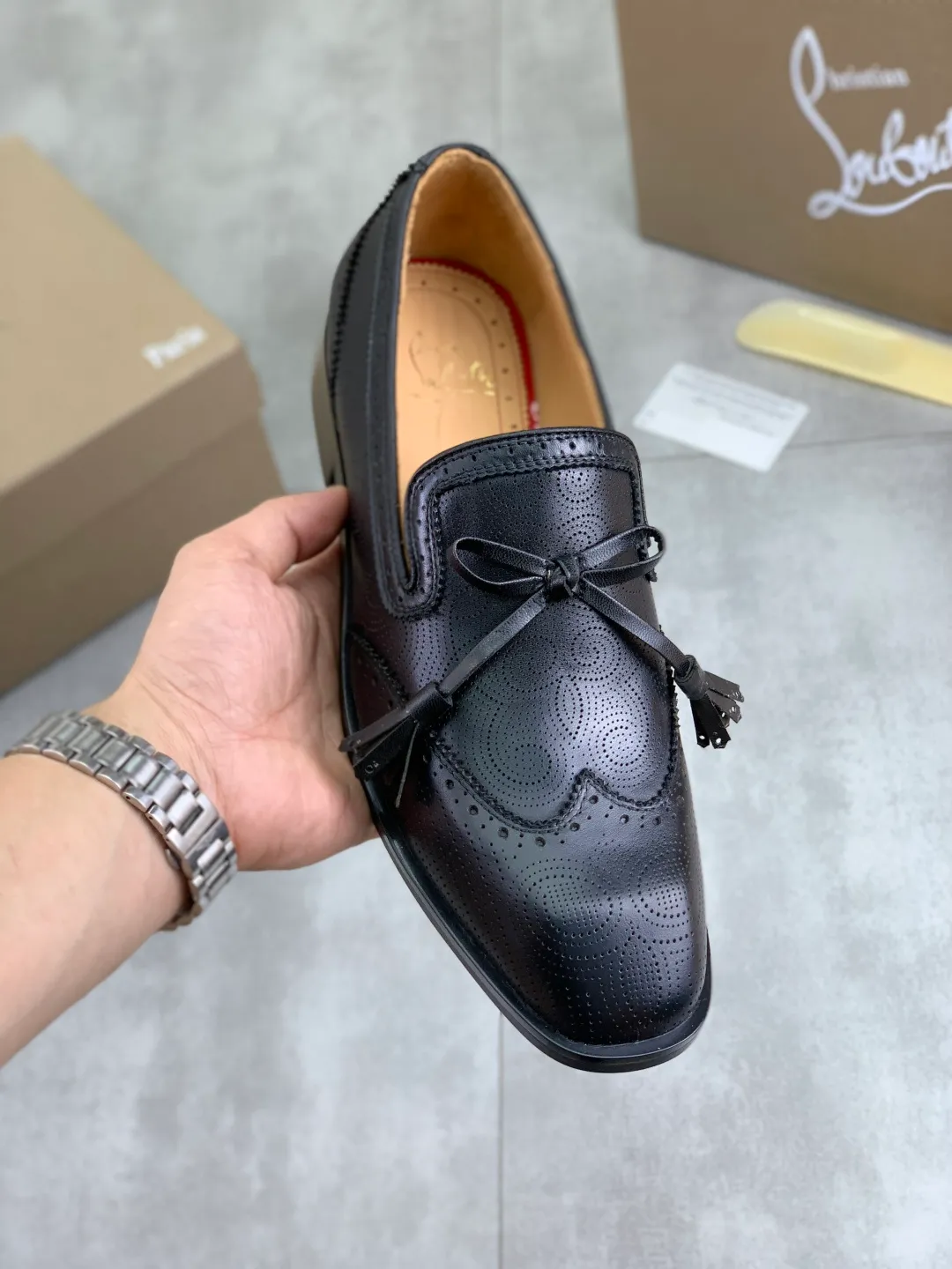 Men's shoes 💰P760 new style 💰high version 🇮🇹 CL red bottom series top purchasing original order series🔍🔍/🇮🇹Italian imported cowhide, imported genuine leather lining💪💪, completely 1⃣️ vs 1⃣️🇮🇹💪💪, ⚠Sole: The original sole provided by the original factory, the exclusive movable molded sole is super comfortable, ⚠Original factory follow-up goods, 🔍🔍high quality, you can come in and out at will, welcome to compare ⚠Size: 38-44 (45 46 can be customized)